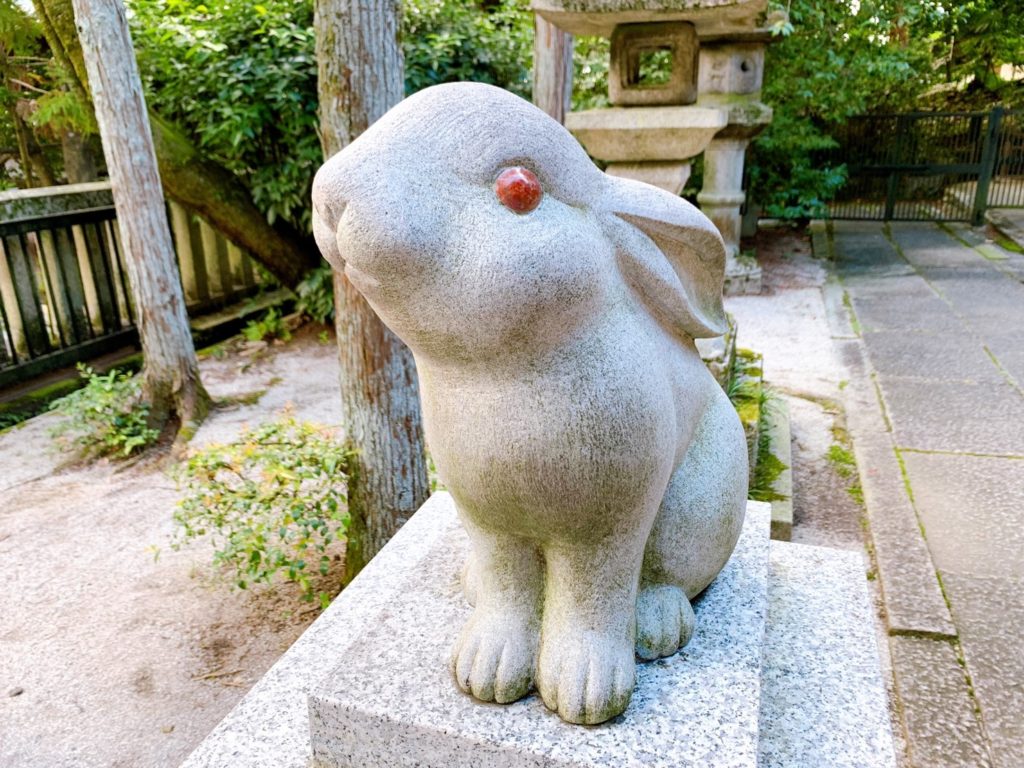 岡崎神社　狛うさぎ　吽形